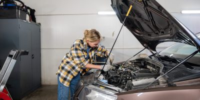 Le GNFA encourage les femmes à s'engager dans les métiers de l'automobile, au travers de la formation en alternance notamment.