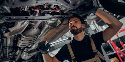 Les réparateurs automobiles tardent encore à franchir le cap de l'électrique.