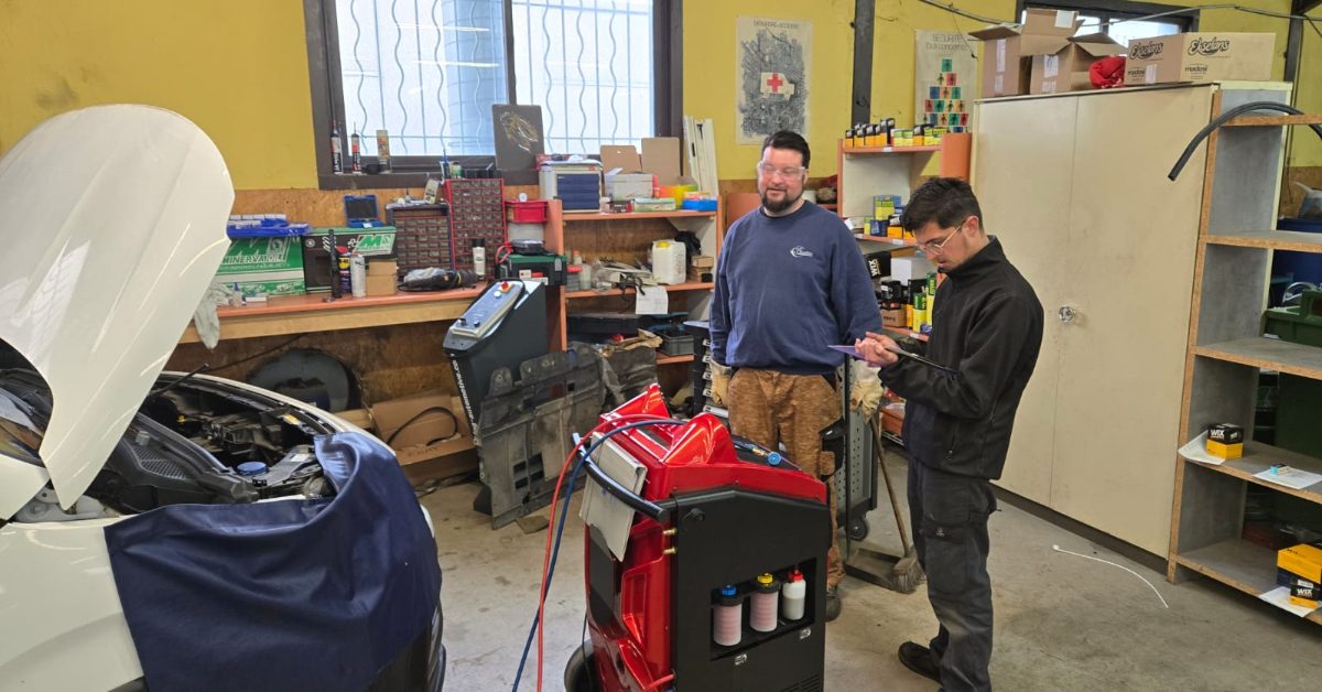 Après avoir suivi la formation du GNFA, les travailleurs de l'ESAT les Olivettes proposeront bientôt l'entretien climatisation parmi leur offre de services.