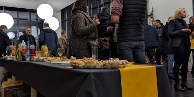 Après la plénière, la Soirée de l'Après-Vente se poursuit autour d'un verre, pour des échanges plus personnalisés.