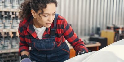 Réparation plastique et ponçage de mastic font partie des missions dédiées à un aide-carrossier.