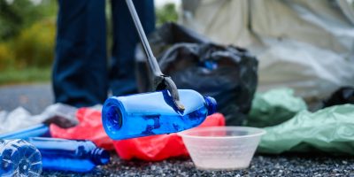 De trop nombreux individus continuent de jeter régulièrement leurs déchets sur la voie publique.