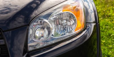 Les feux de la voiture sont vérifiés lors du passage au contrôle technique.