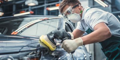 Le ponçage de carrosserie fait partie des gestes à maîtriser pour exercer le métier de carrossier.