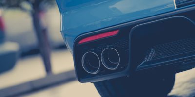 La pollution automobile doit être réduite pour le bien-être de la planète.